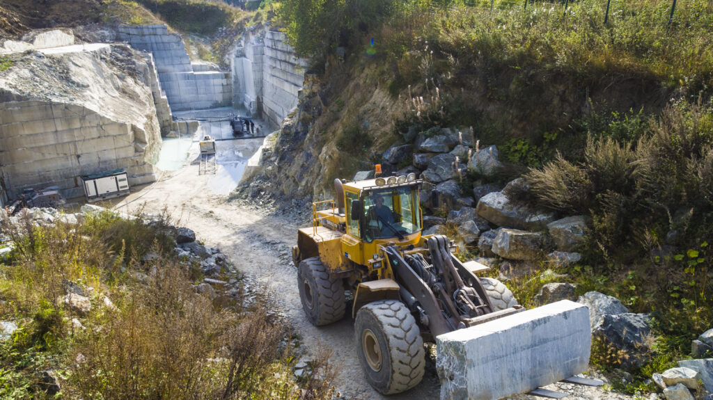 Lastmaskin lyfter ett stenblock av Kolmårdsmarmor