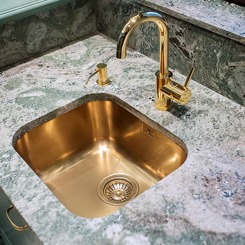 Måttanpassade bänkskivor Bänkskiva av Kolmårdsmarmor med mässingdetaljer