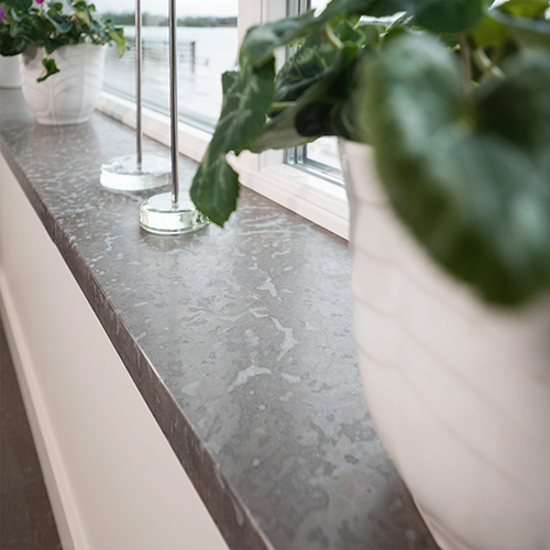 Fönsterbänk av Gråbrun Borghamnskalksten