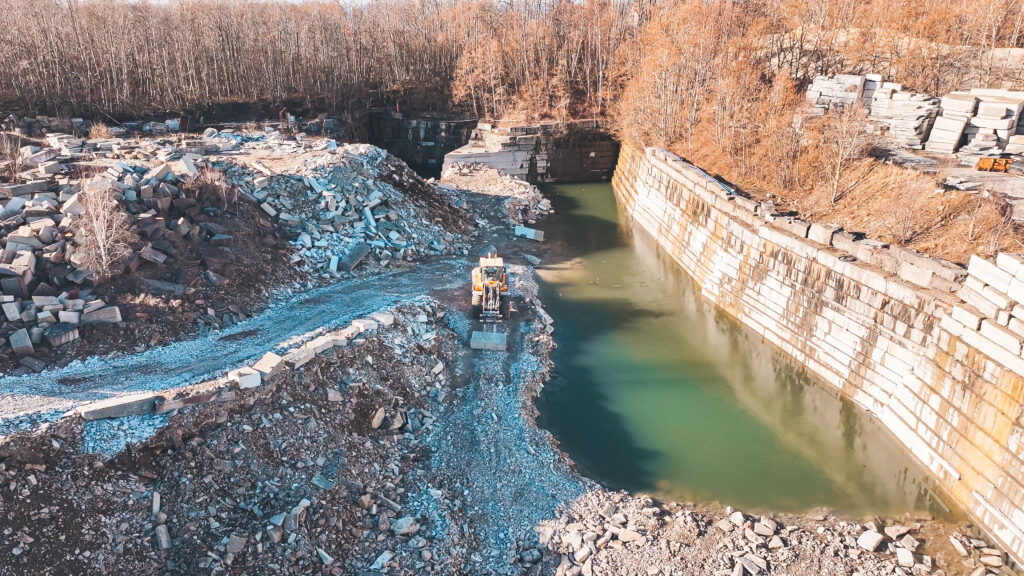 Flygfoto över stenbrott i Borghamn