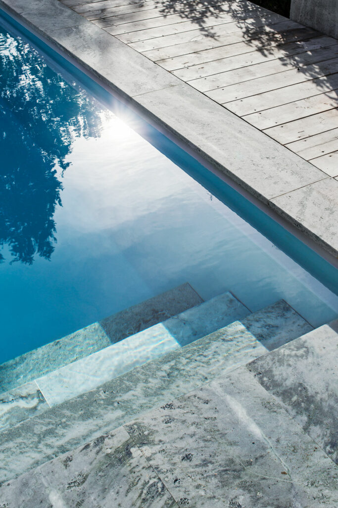 Pool med trappa och poolsarg av Kolmårdsmarmor